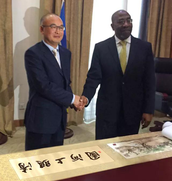 張海岸董事長率隊(duì)訪問烏干達(dá),與魯貢達(dá)總理親切會(huì)晤